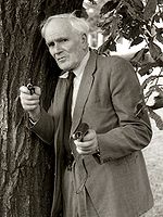 Desmond Llewelyn Quotes